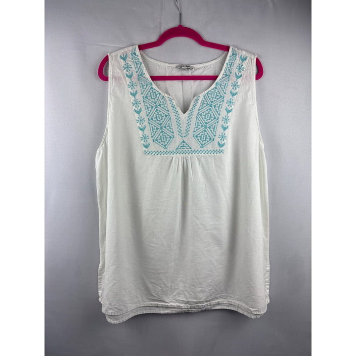 Rose & Thyme Womens 2X Sleeveless White Top With Blue Embroidered Front Detail