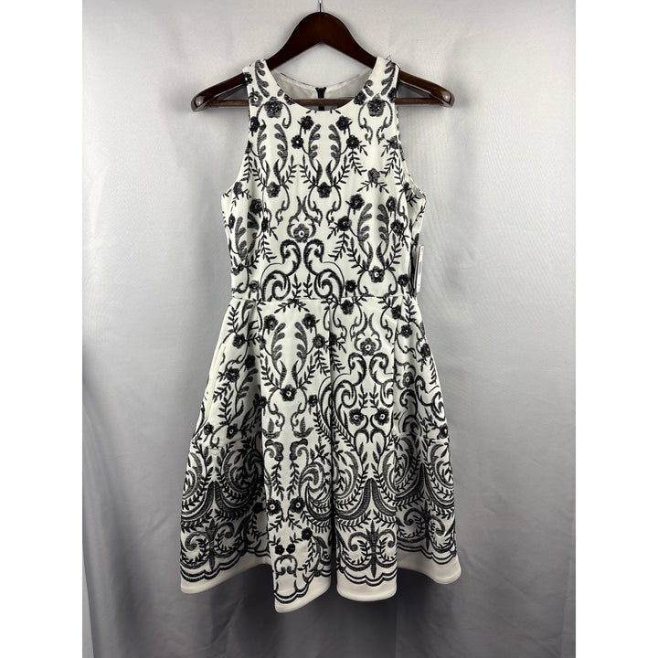 Women’s Taylor Size 6 White Dress w/ Black Floral Embroidery & Pockets