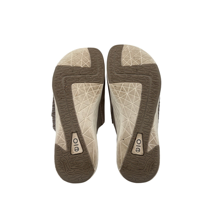 Women’s Earth Size 8.5 Beige Slip On Sandals