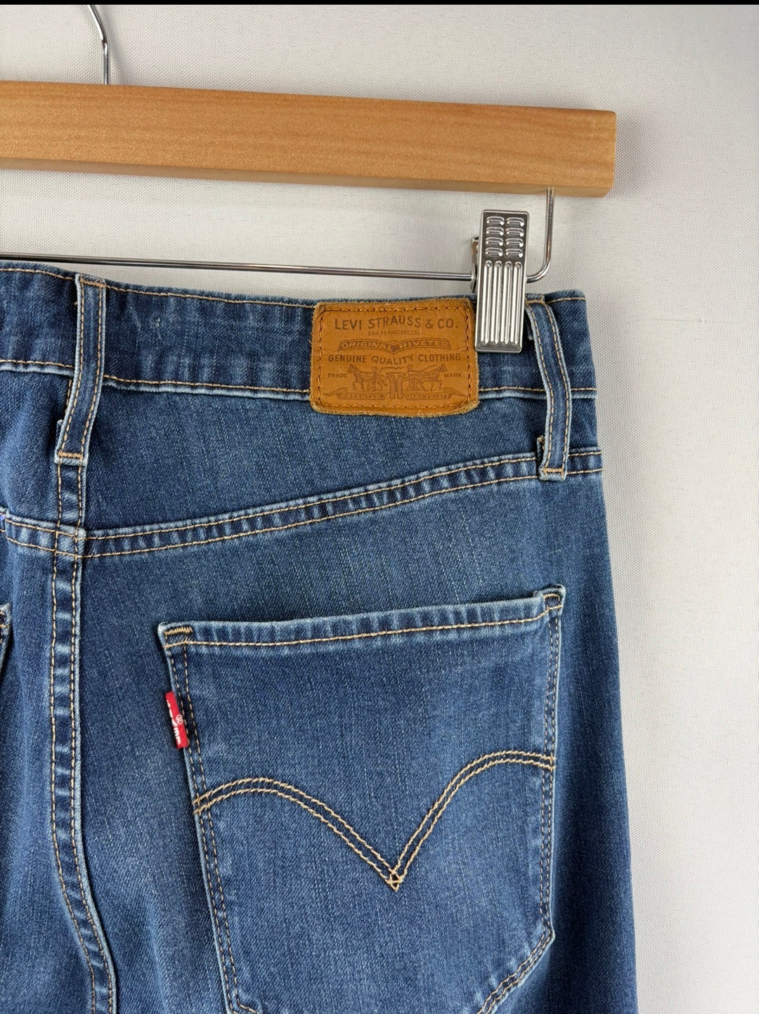 Women’s Levi’s Size 30 Medium Wash Blue Skinny Jeans