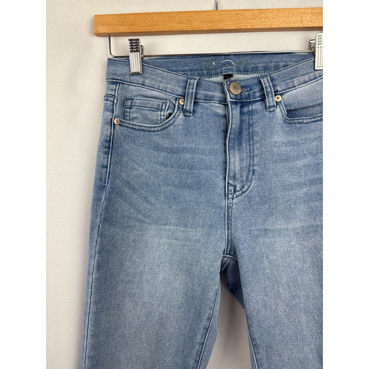 Women’s DG2 Size 2 Light Washed Blue Skinny Jeans