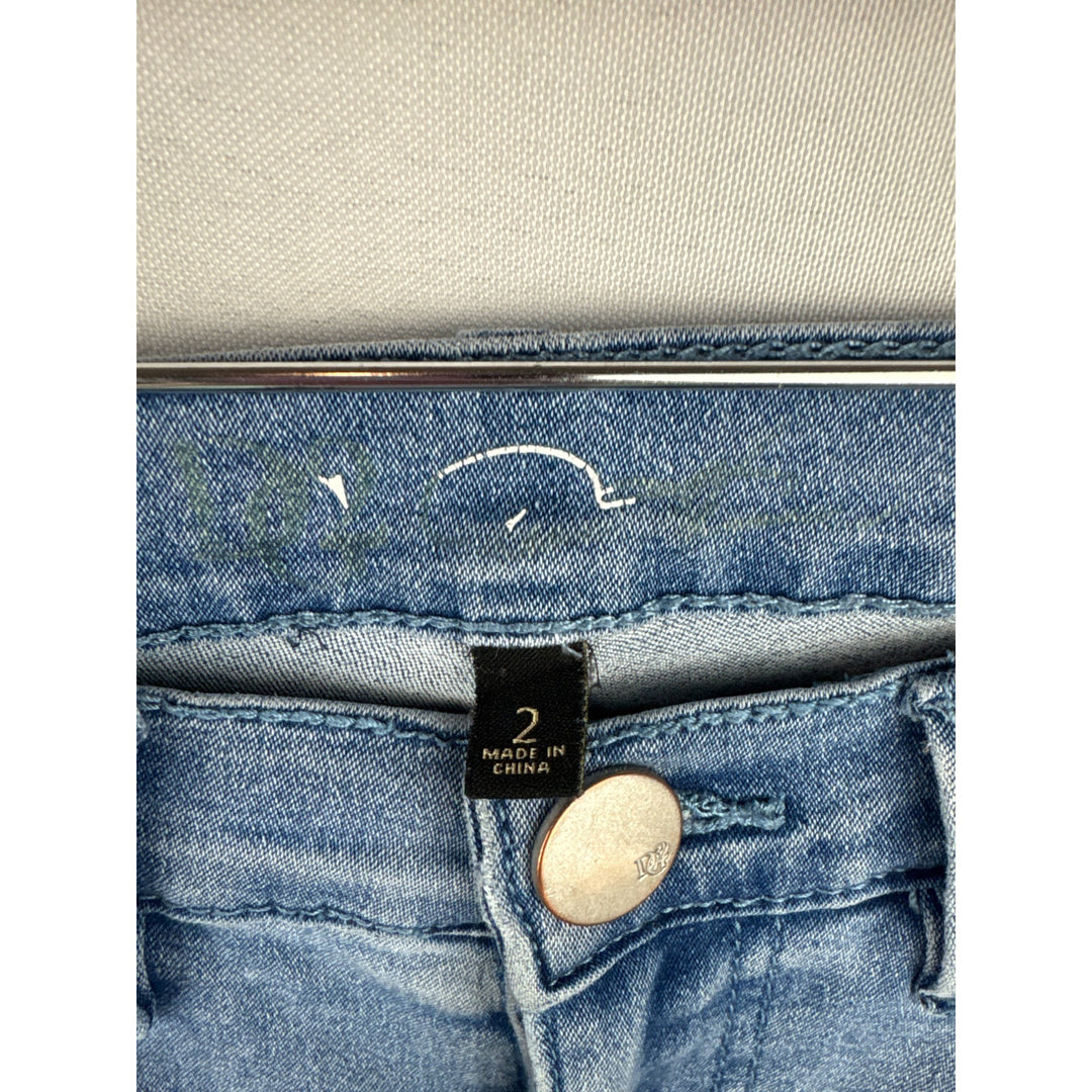 Women’s DG2 Size 2 Light Washed Blue Skinny Jeans