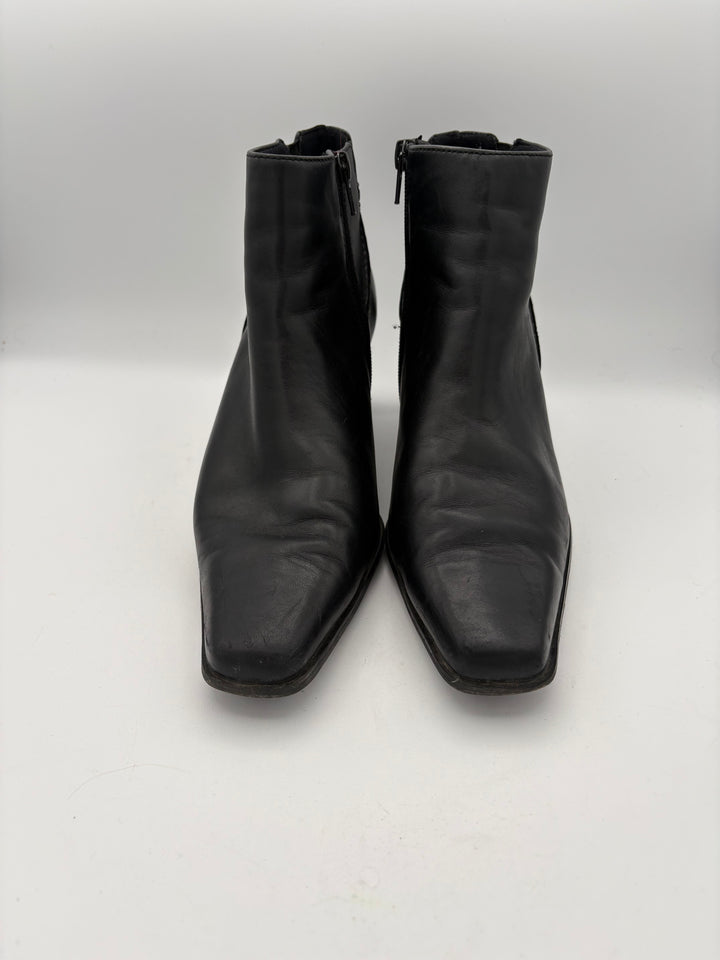 Women’s White Mountain Size 8 Black Leather Ankle Boots