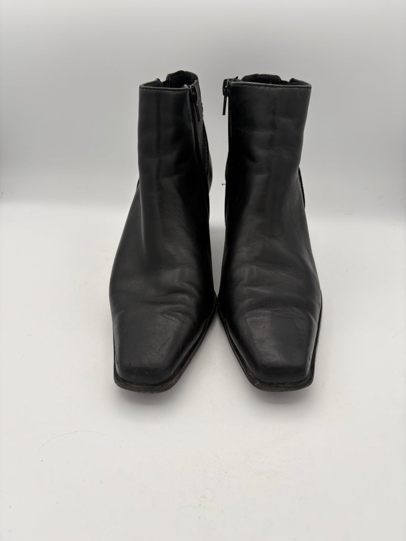 Women’s White Mountain Size 8 Black Leather Ankle Boots