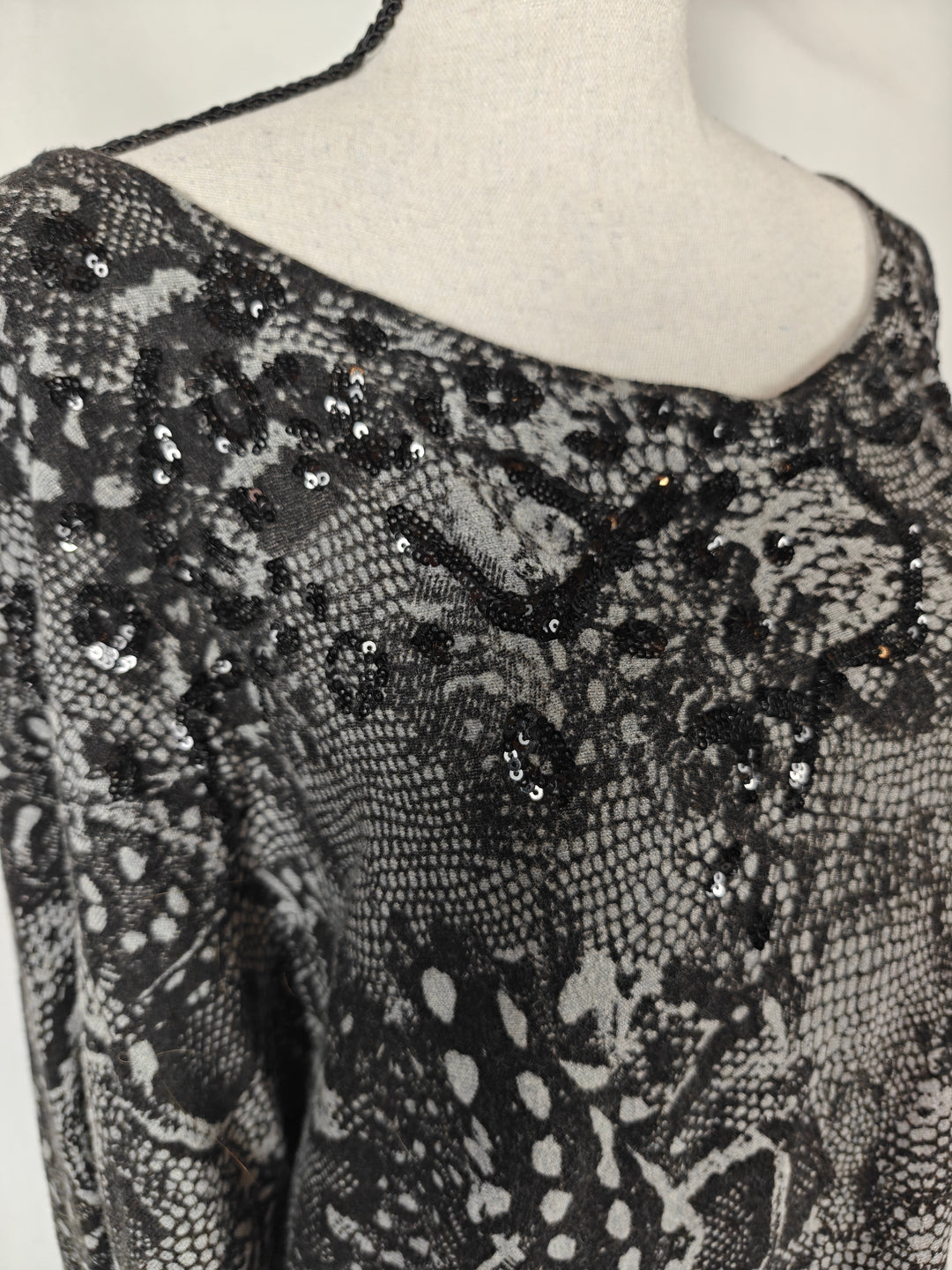 Women DKNYC Sweater Tunic Black Gray Snakeskin Print Size XL