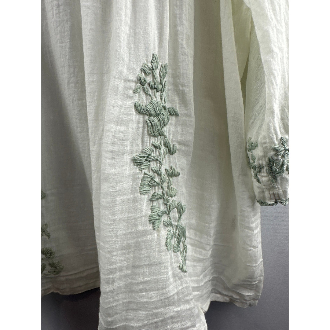 Women’s Ruby Yaya crinkled cotton peasant blouse white w/ green embroidery. XXL
