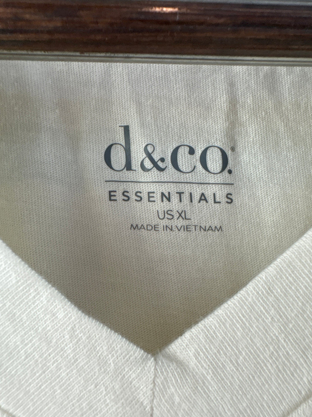 Women’s D&amp;Co. XL White V-Neck T-Shirt