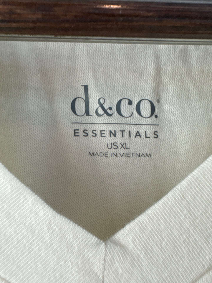 Women’s D&amp;Co. XL White V-Neck T-Shirt