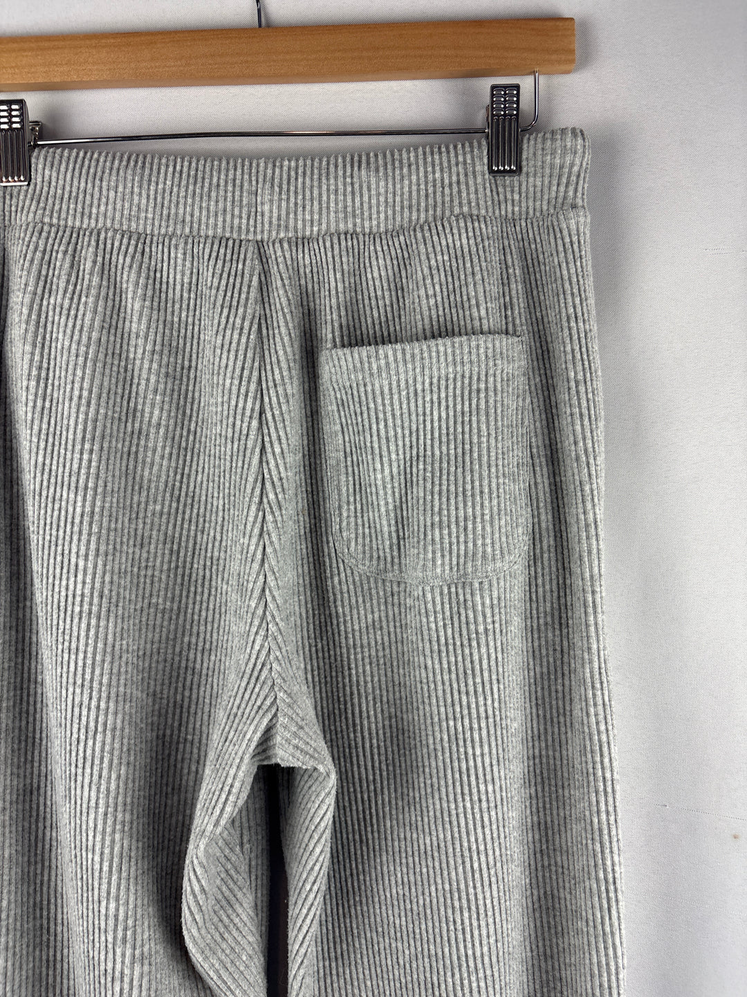 Women’s Alo Yoga Medium Light Gray Ribbed Lounge Pants