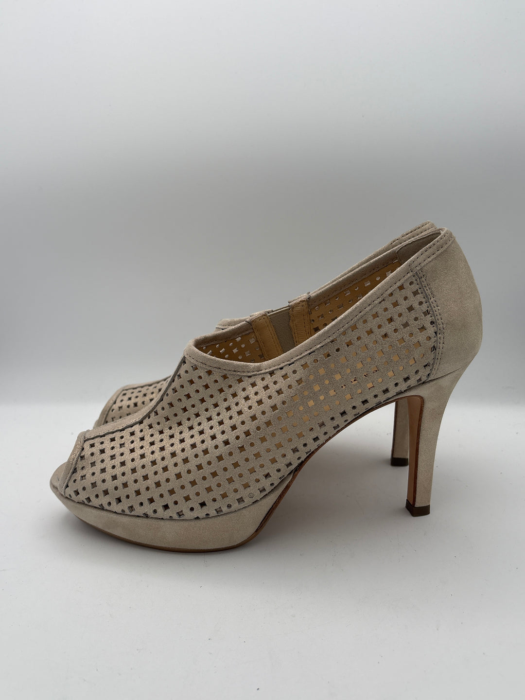 Women’s Paul Green Size 9 Goldish Taupe Suede Pumps