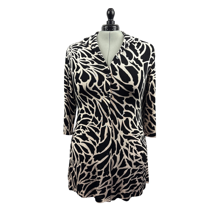 Women’s Chico’s travelers Size 3 Black & White Patterned Long Sleeve Button Up Shirt
