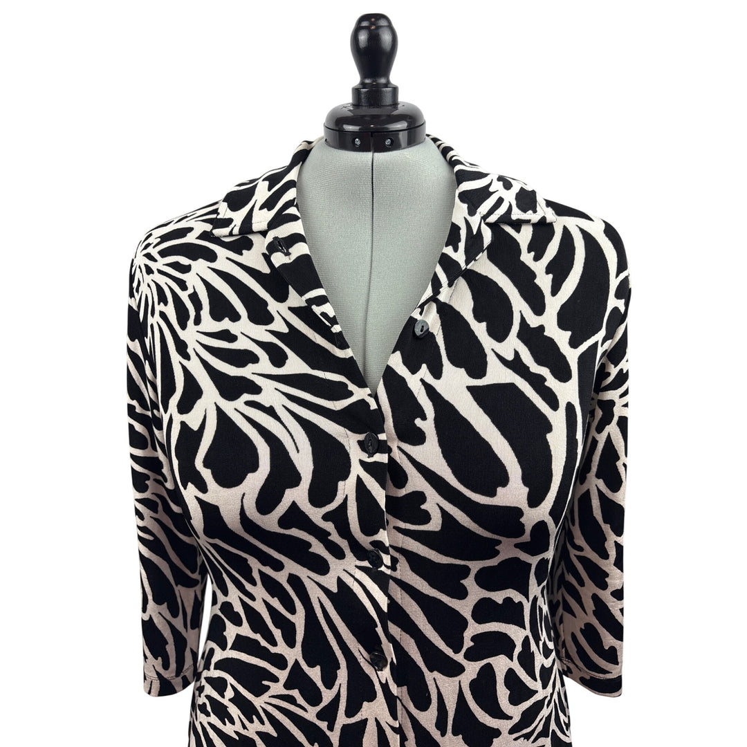 Women’s Chico’s travelers Size 3 Black & White Patterned Long Sleeve Button Up Shirt