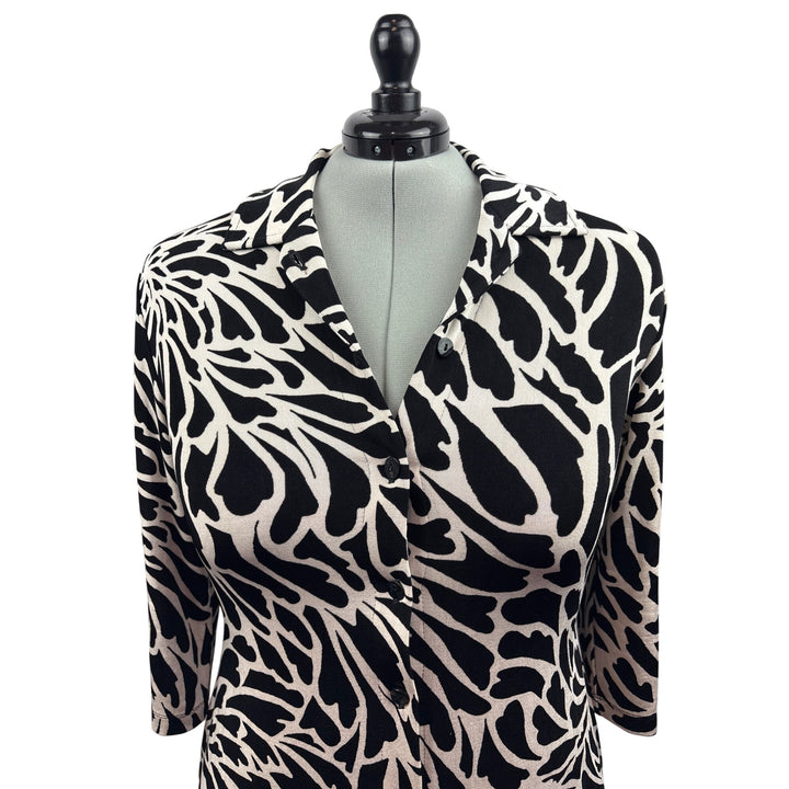 Women’s Chico’s travelers Size 3 Black & White Patterned Long Sleeve Button Up Shirt