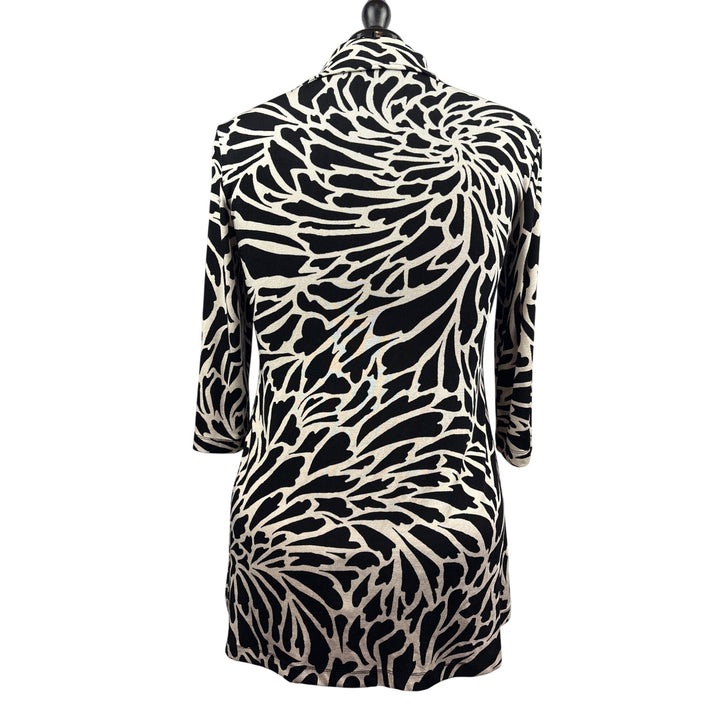 Women’s Chico’s travelers Size 3 Black & White Patterned Long Sleeve Button Up Shirt