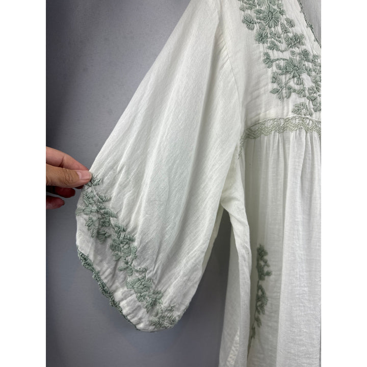Women’s Ruby Yaya crinkled cotton peasant blouse white w/ green embroidery. XXL