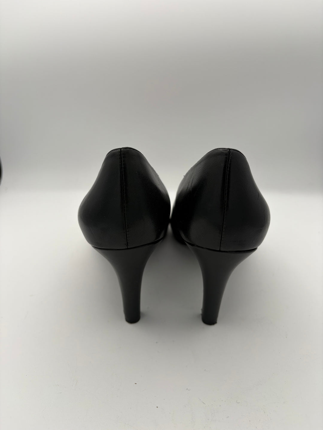 Women’s Naturalizer Size 8.5 Black Leather Pumps