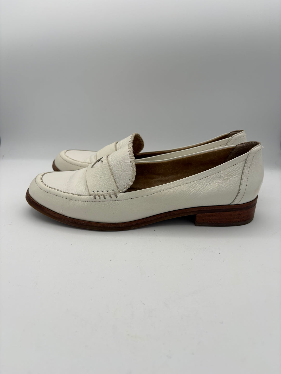 Women’s ED Ellen Degeneres Size 8.5 White Leather Loafers
