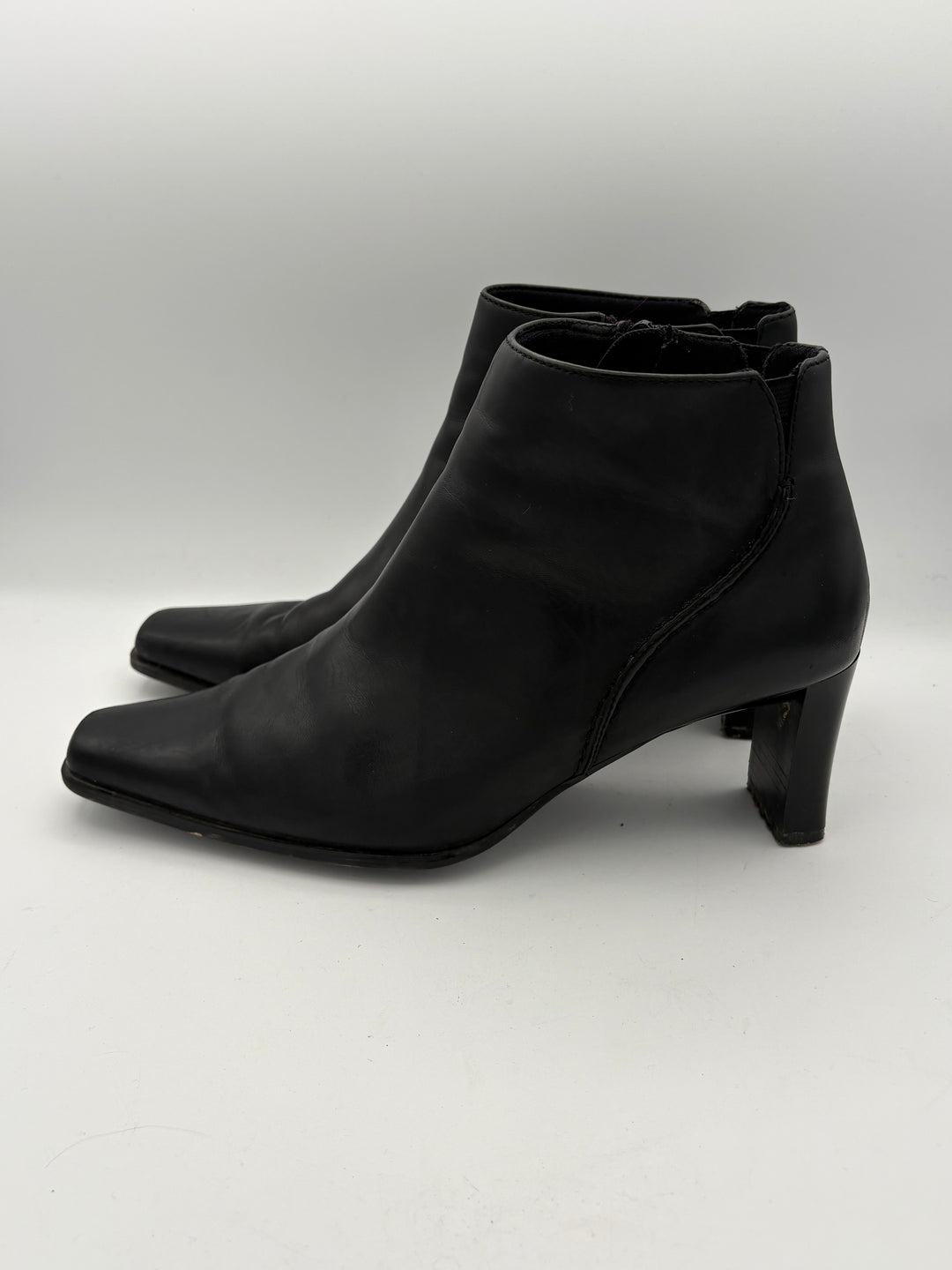 Women’s White Mountain Size 8 Black Leather Ankle Boots