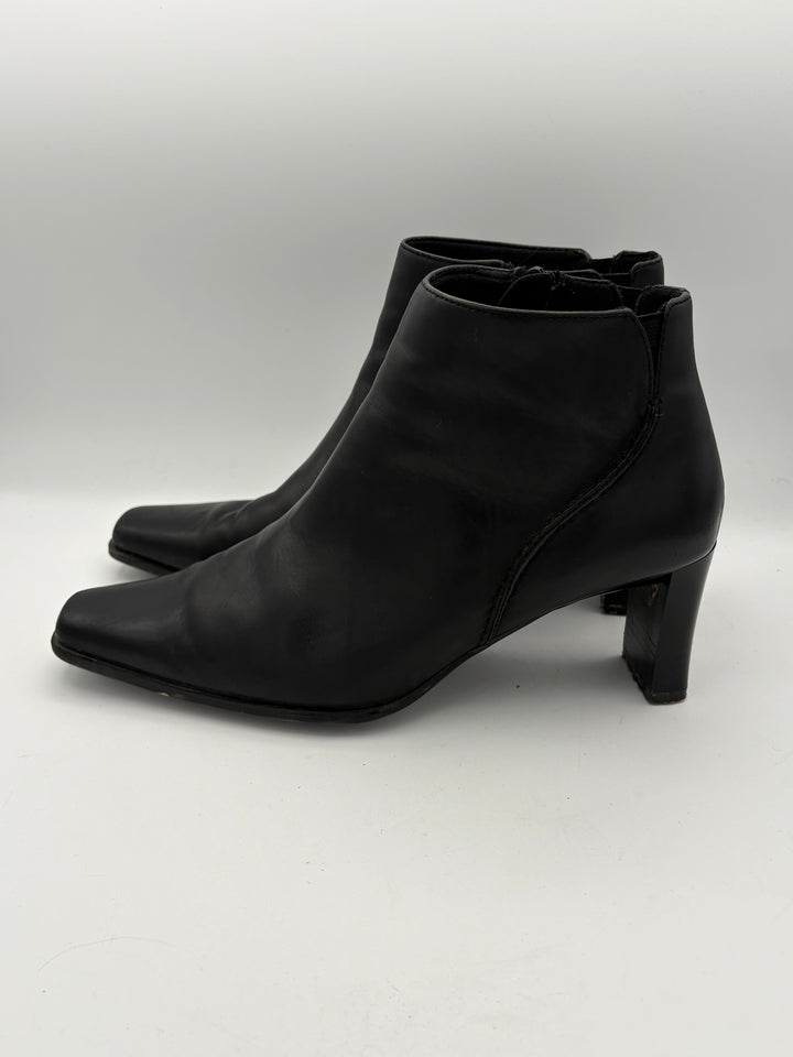 Women’s White Mountain Size 8 Black Leather Ankle Boots