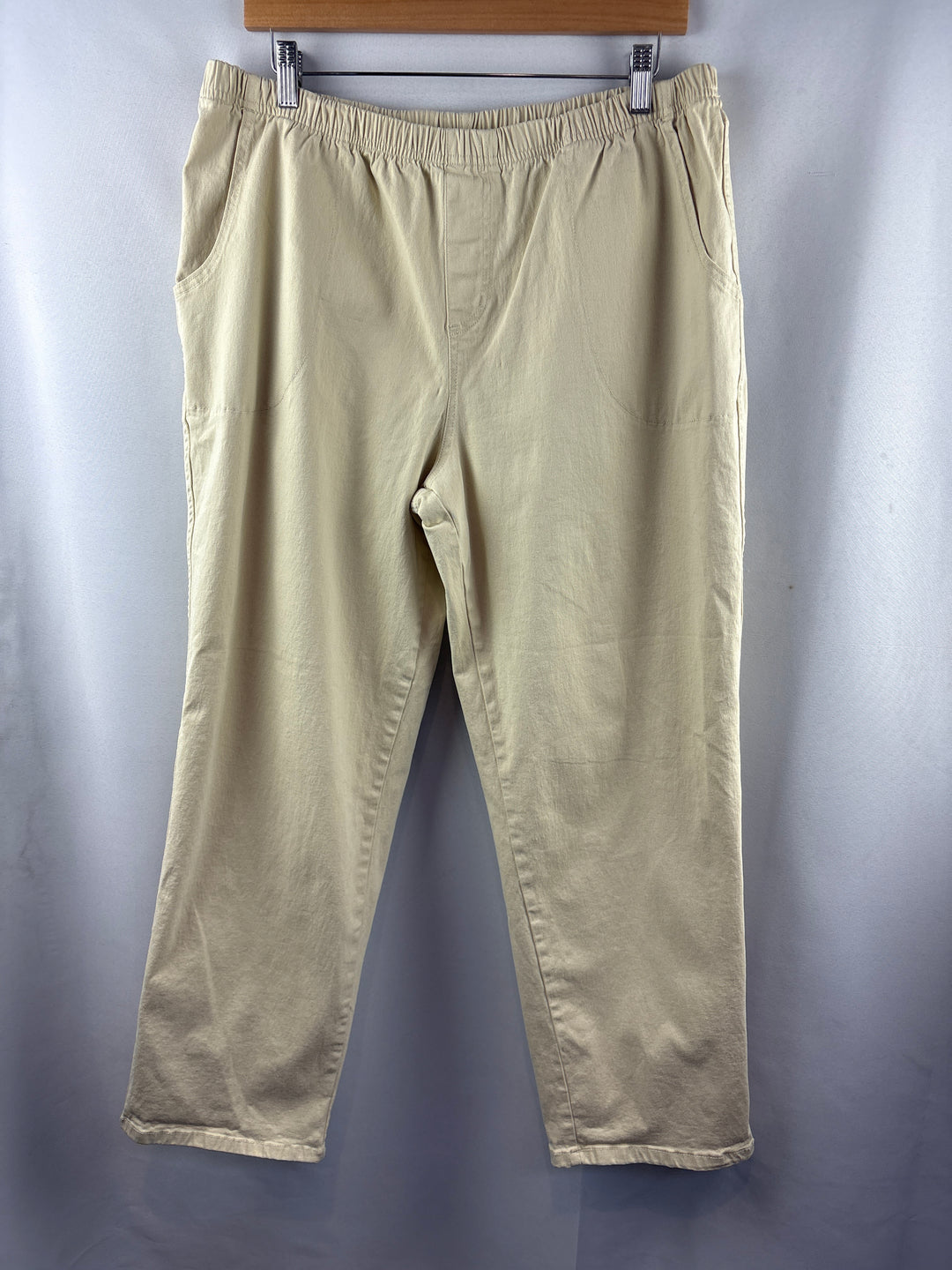 Women’s D&amp;Co XL Khaki Capri Pants