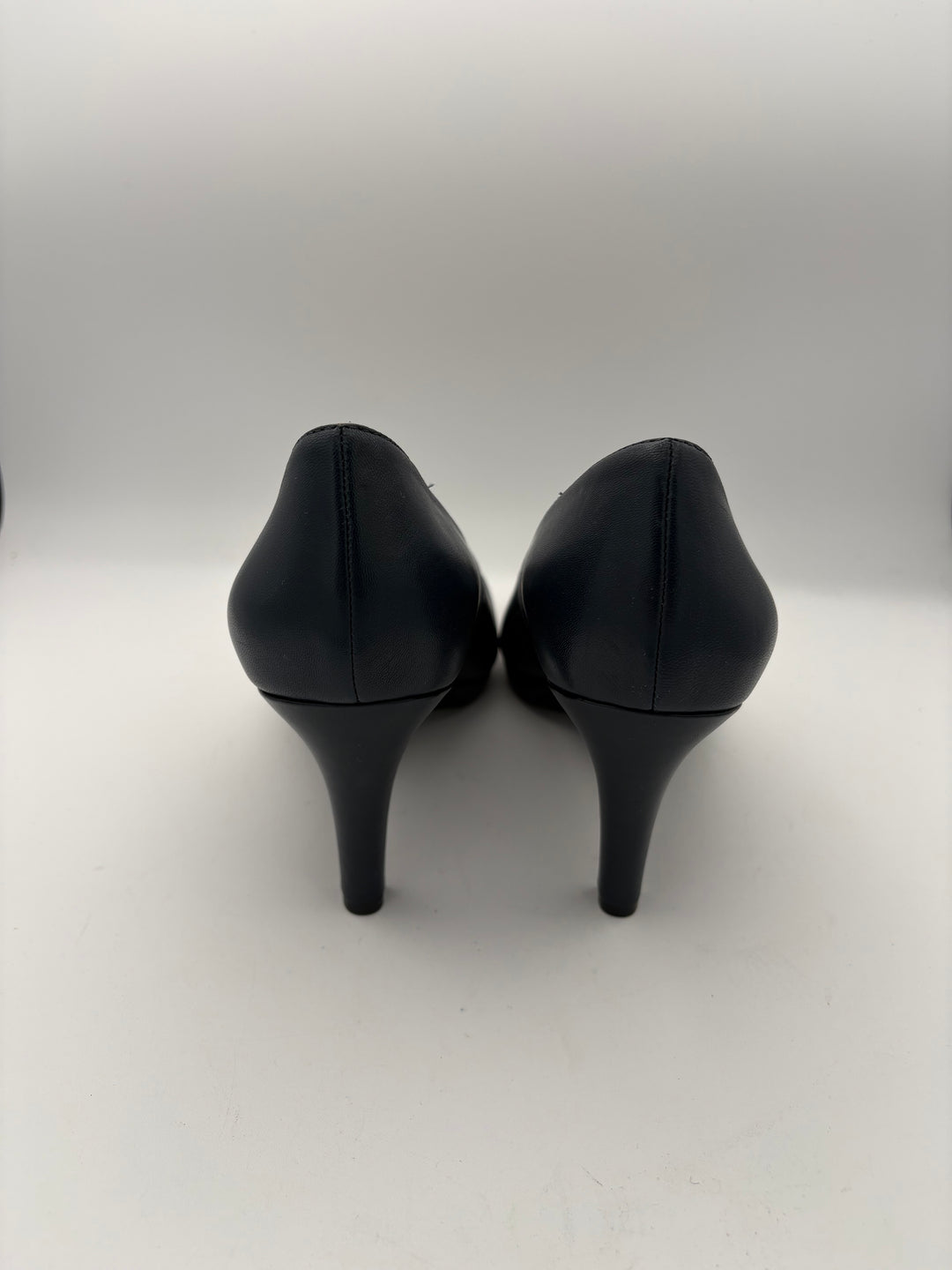 Women’s Naturalizer Size 8.5 Navy Blue Leather Pumps