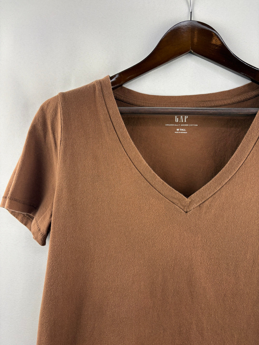 Women’s GAP Medium Tall Mocha Brown V-Neck T-Shirt
