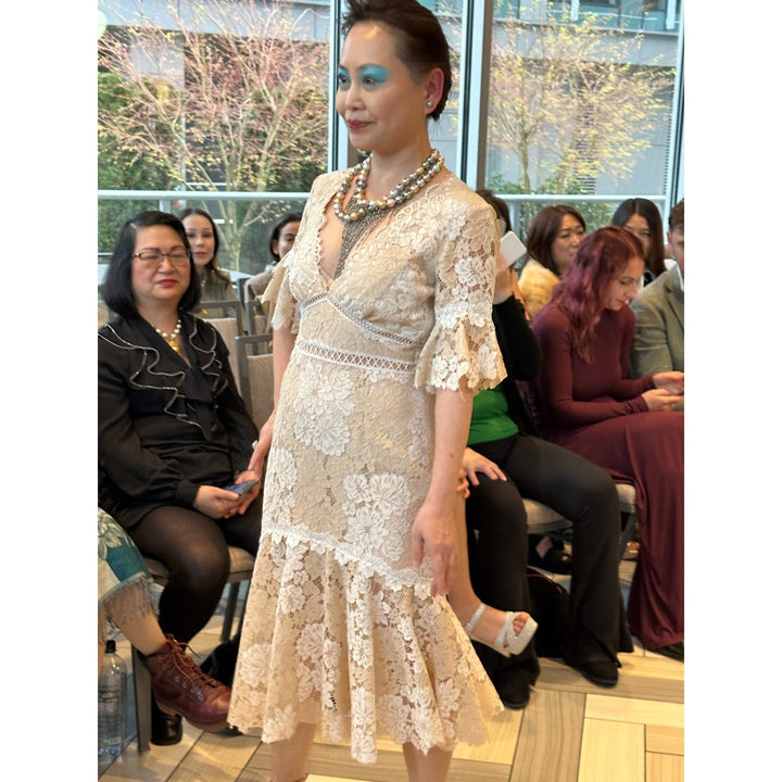Saylor Beige/White Floral Mermaid Lacy Dress Size Small