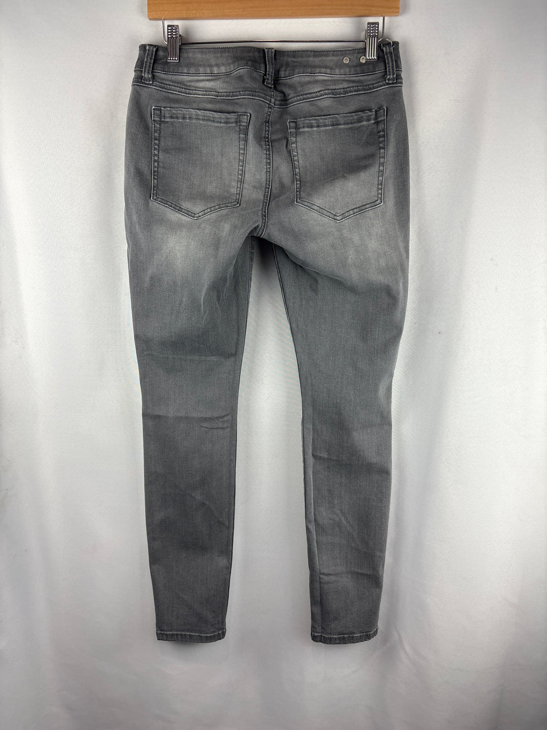 Women’s Cabi Size 6 Light Gray Skinny Jeans