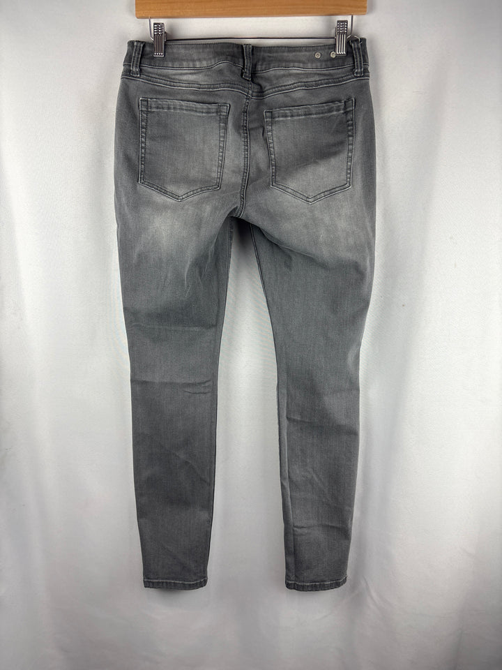 Women’s Cabi Size 6 Light Gray Skinny Jeans