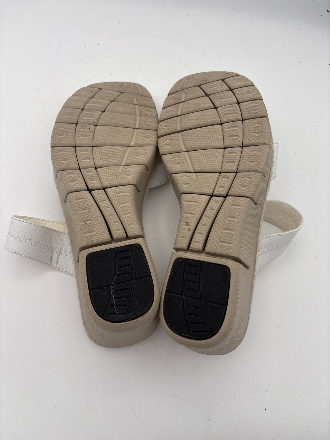 Women’s Encanto Size 8 White Strappy Wedge Sandals