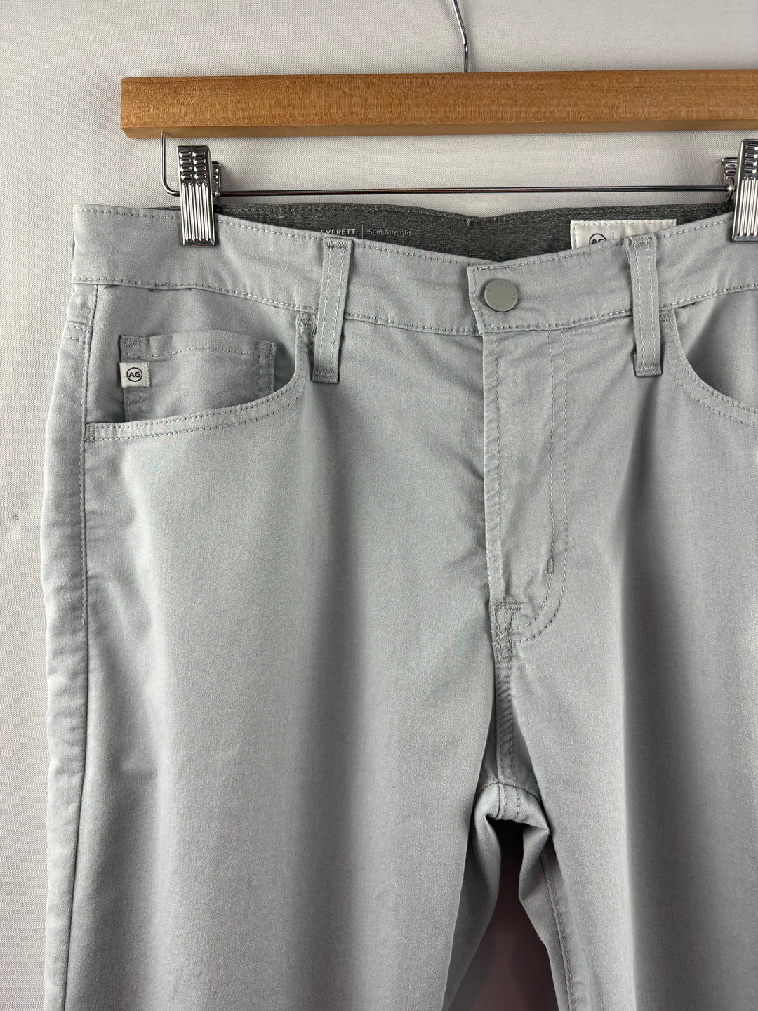 Men’s AG Los Angeles Size 32x34 Light Gray Slacks
