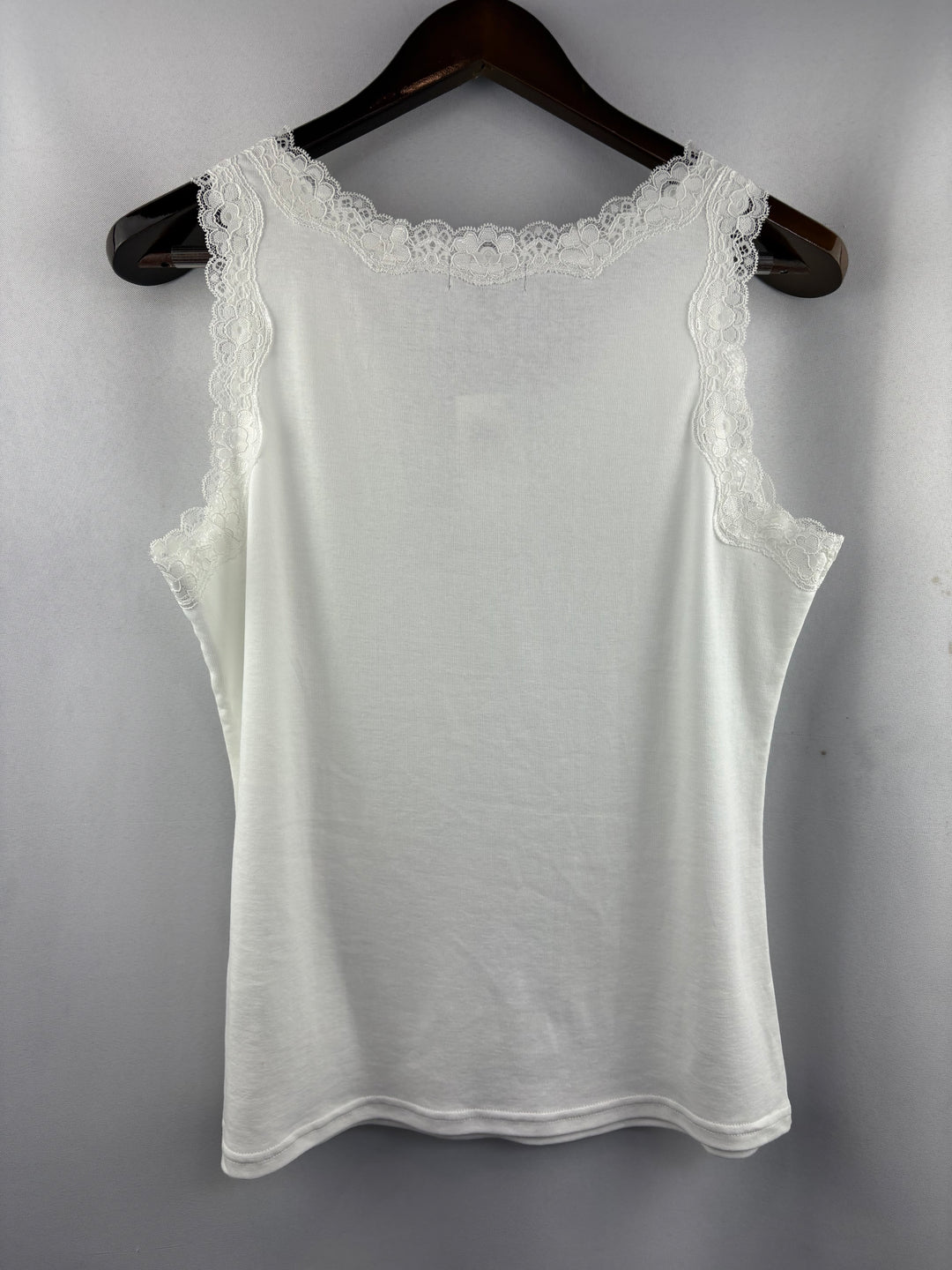 Women’s Style&Co Medium White Lacy Scalloped Tank
