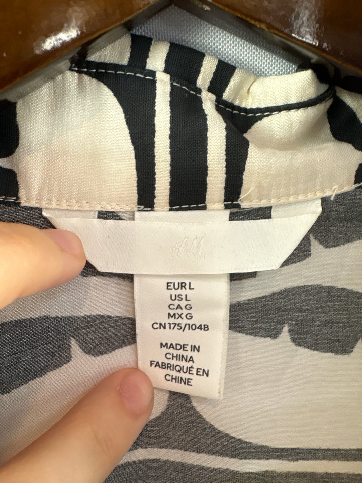 Women’s H&amp;M Large Cream Button Up w/ Black Abstract Pattern