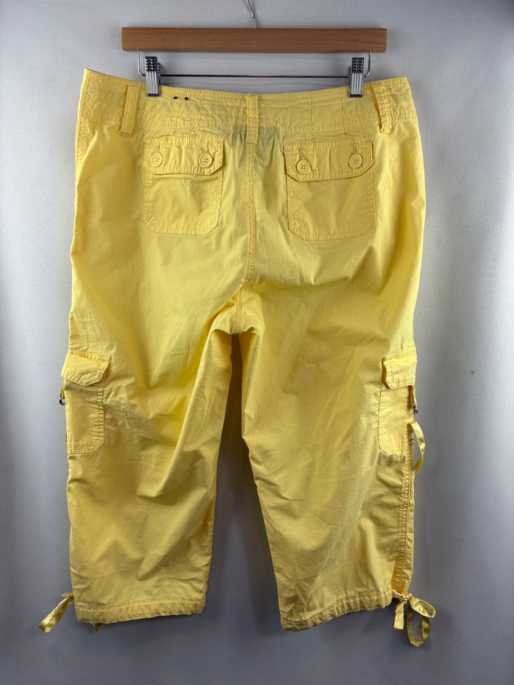 Women’s Venezia Size 14 Butter Yellow Cargo Capris