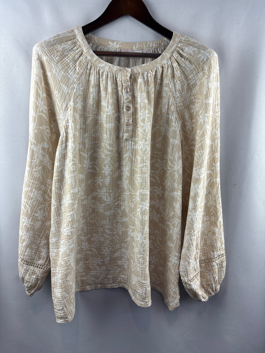 Women’s Belle by Kim Gravel XL Beige w/ White Floral Blouse