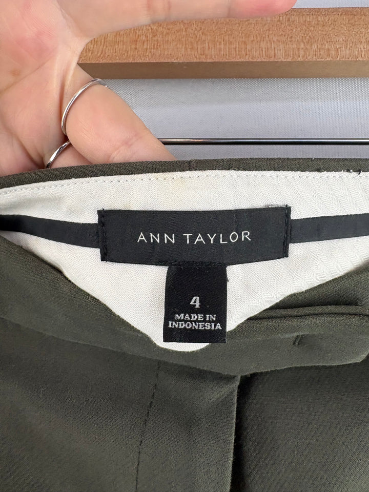 Women’s Ann Taylor Size 4 Dark Green Pleated Slacks