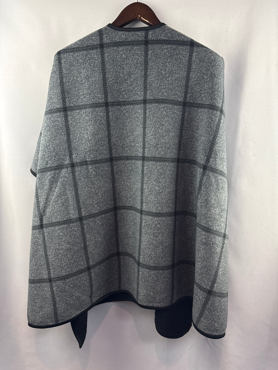 Women’s Ike Behar O/S Gray Plaid Wrap Shawl