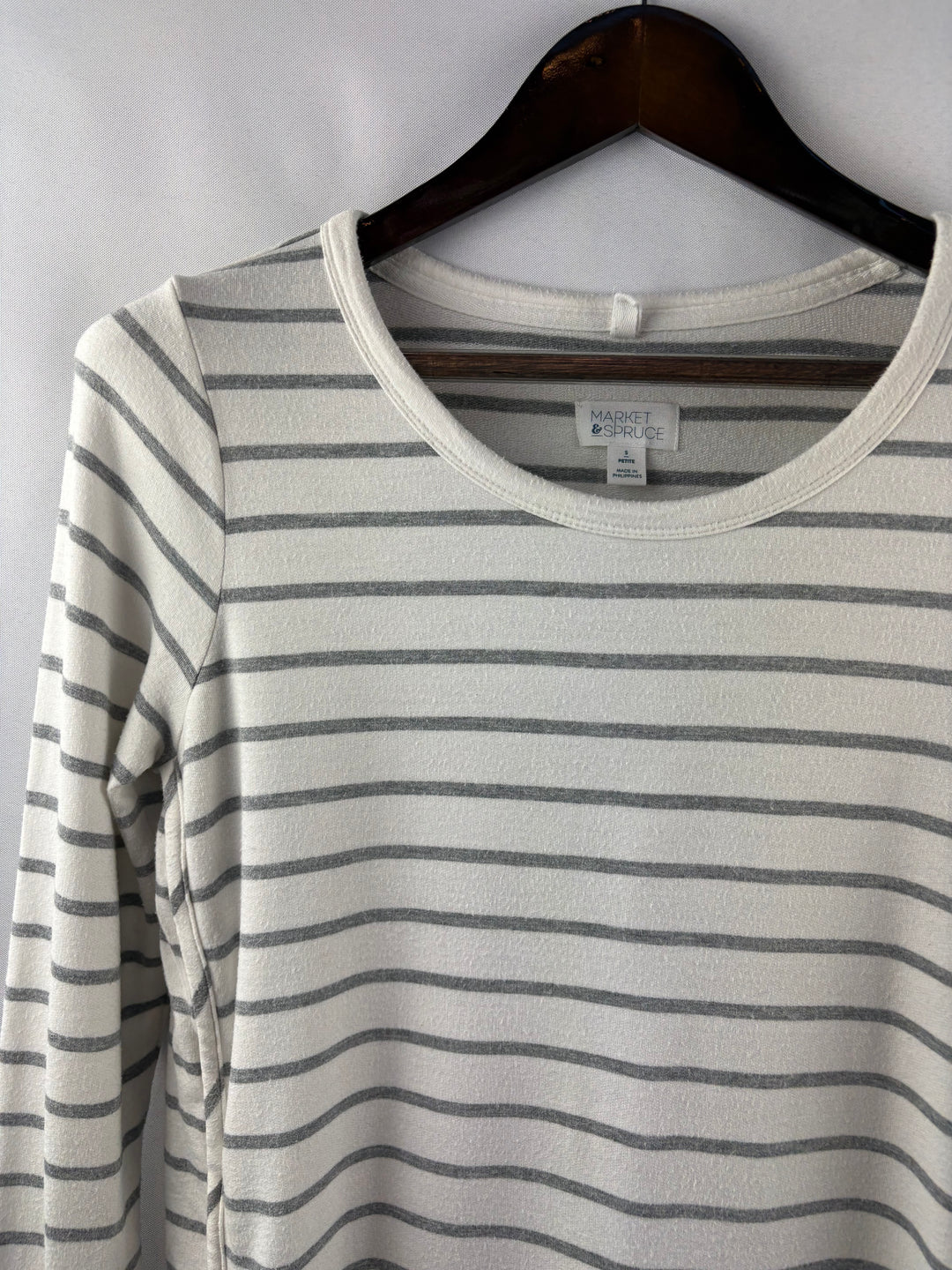 Women’s Market & Spruce Small White w/ Gray Striped Sweater