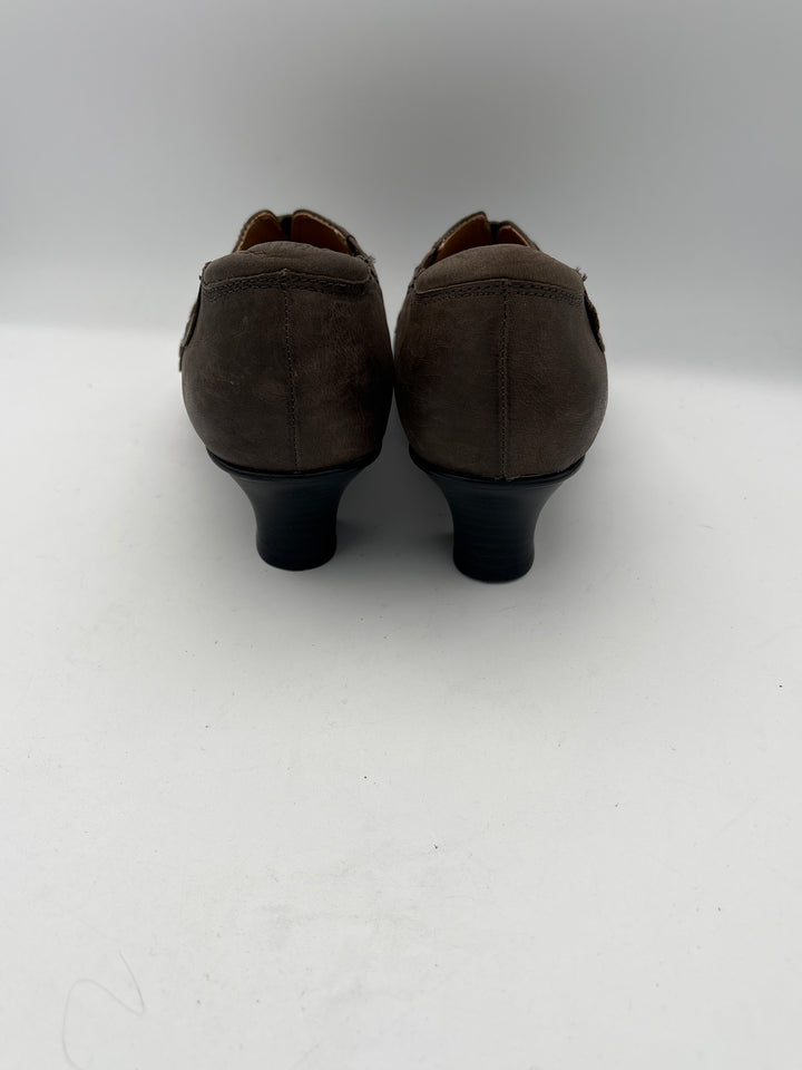 Women’s Earth Size 9 Taupe Leather Oxford Heels