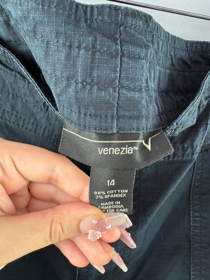 Women’s Venezia Size 14 Black Cargo Capris