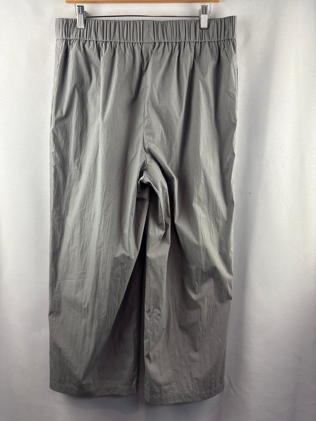 Women’s Lafayette 148 Medium Light Gray Pleated Pants