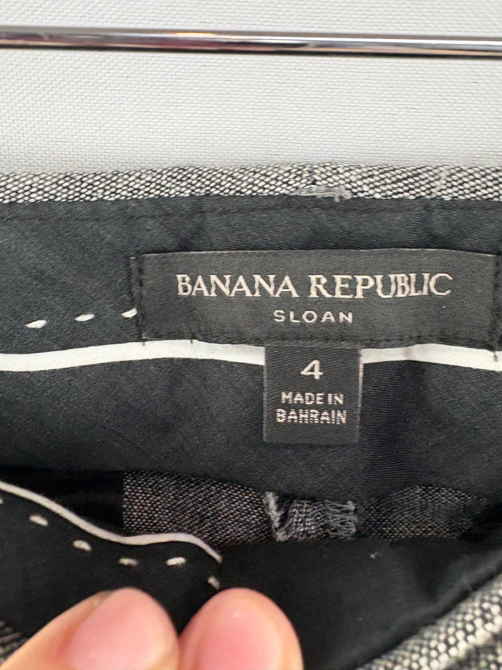 Women’s Banana Republic Size 4 Gray Pleated Slacks