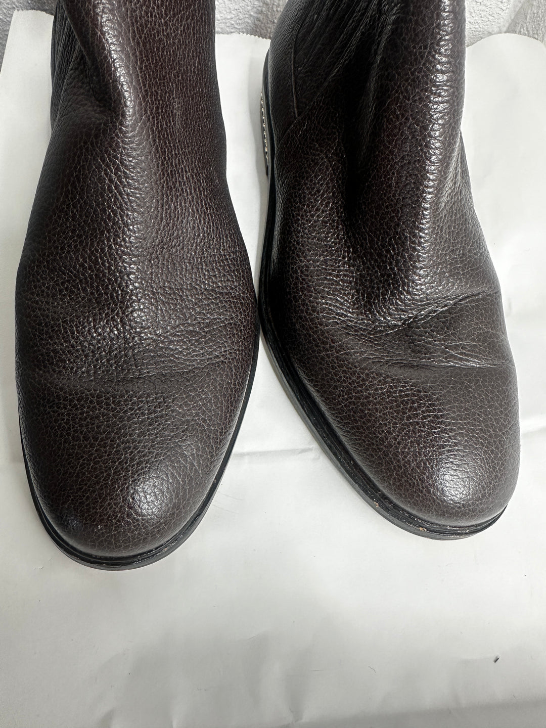 Michael Kors Chelsea boot with pebbled leather and stylish chain