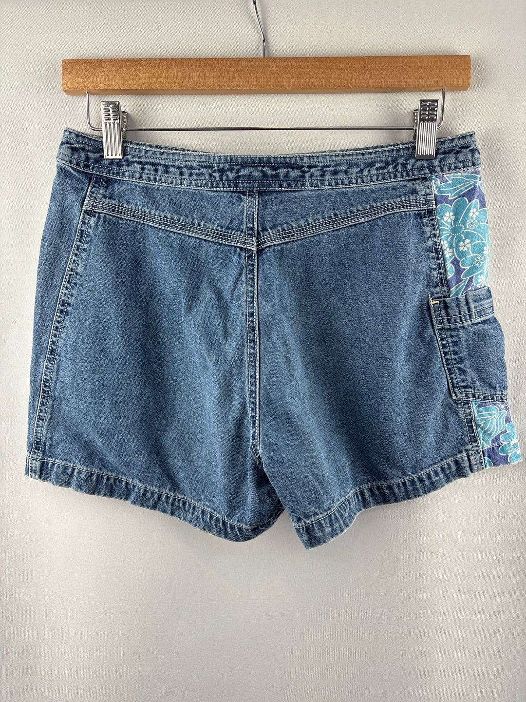 Women’s Old Navy Size 4 Blue Mini Jean Shorts w/ Floral Accents