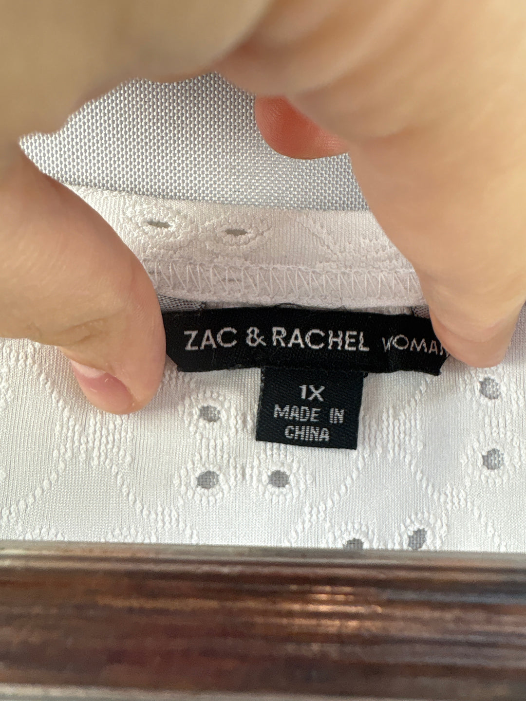 Women’s Zac &amp; Rachel Size 1X White V-Neck T-Shirt