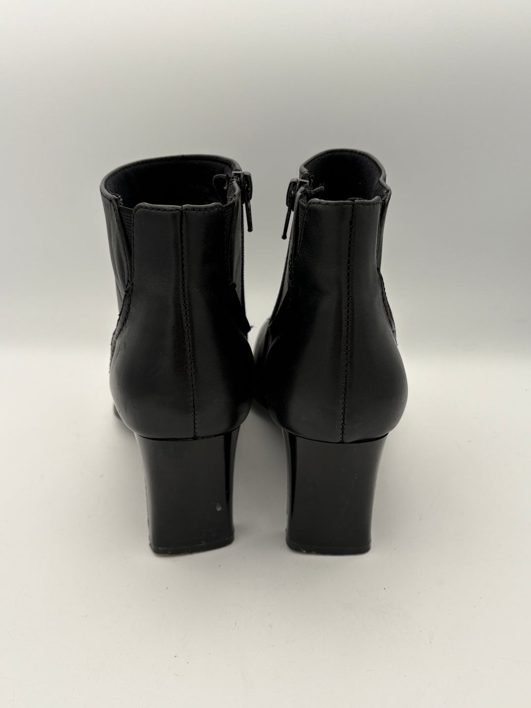 Women’s White Mountain Size 8 Black Leather Ankle Boots