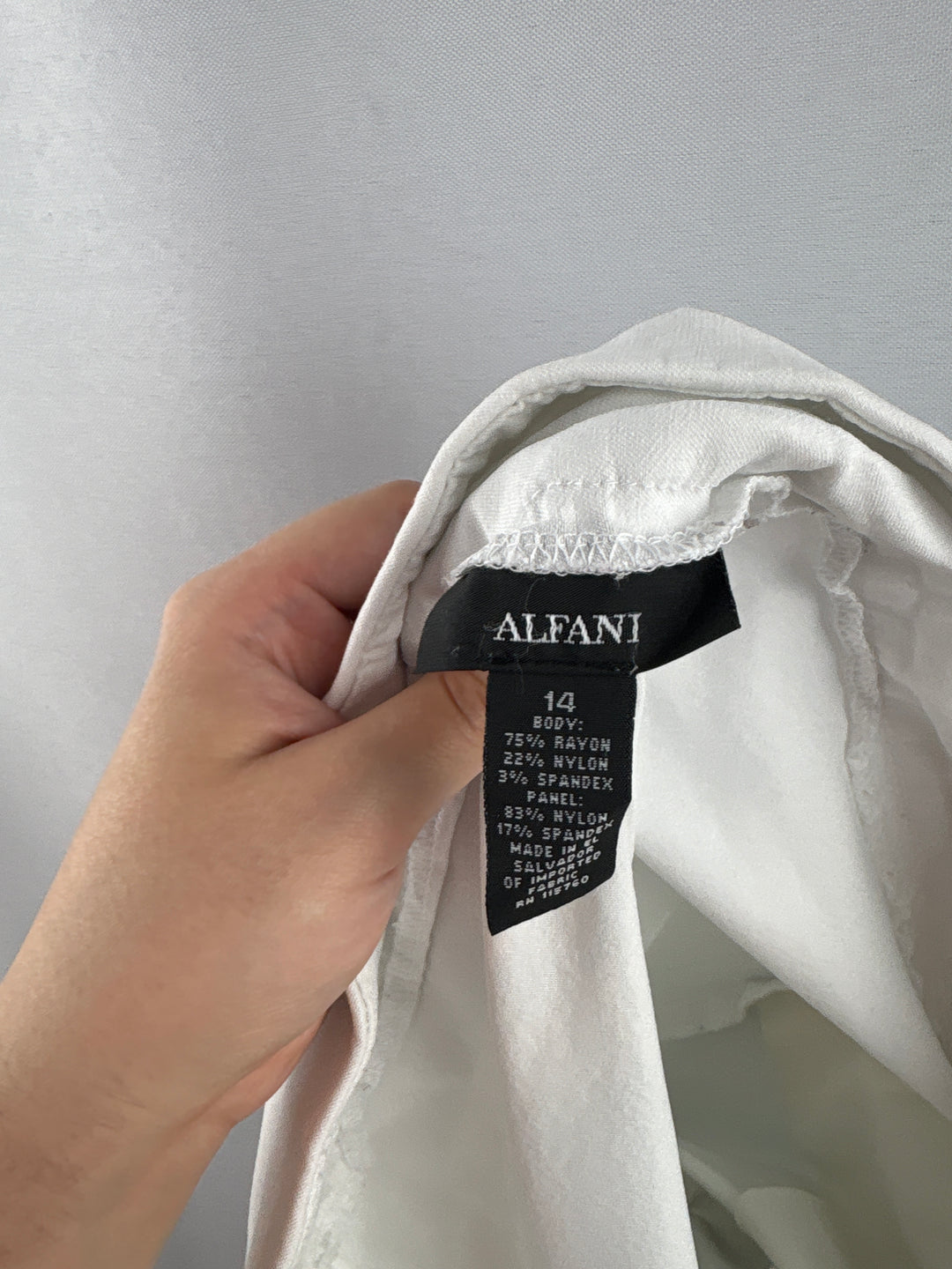 Women’s Alfani Size 14 White Capri Pants