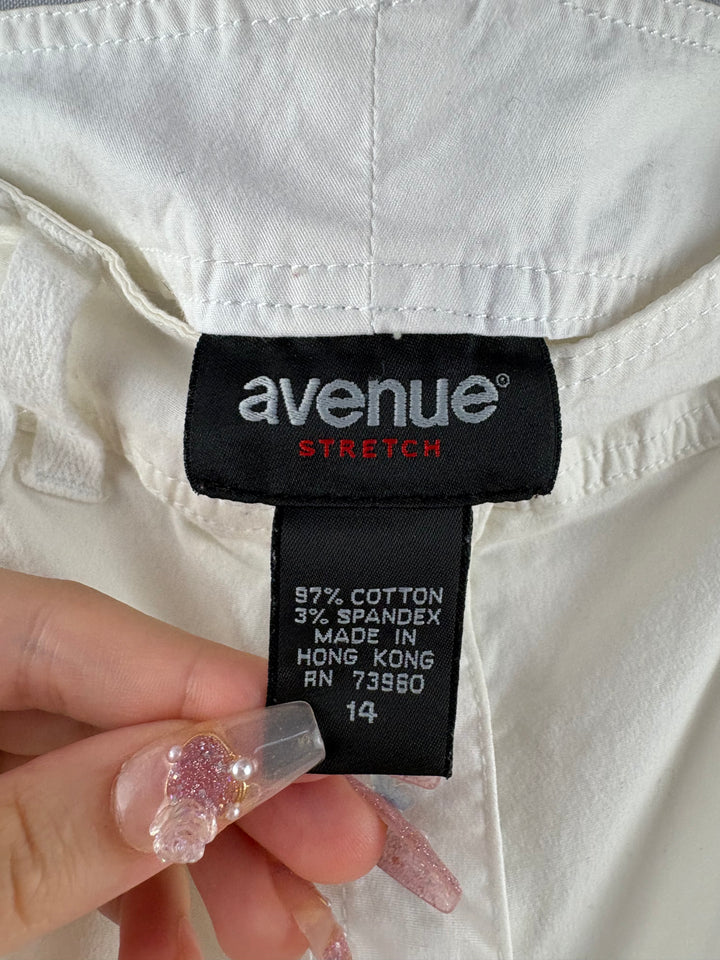 Women’s Avenue Size 14 White Capri Pants
