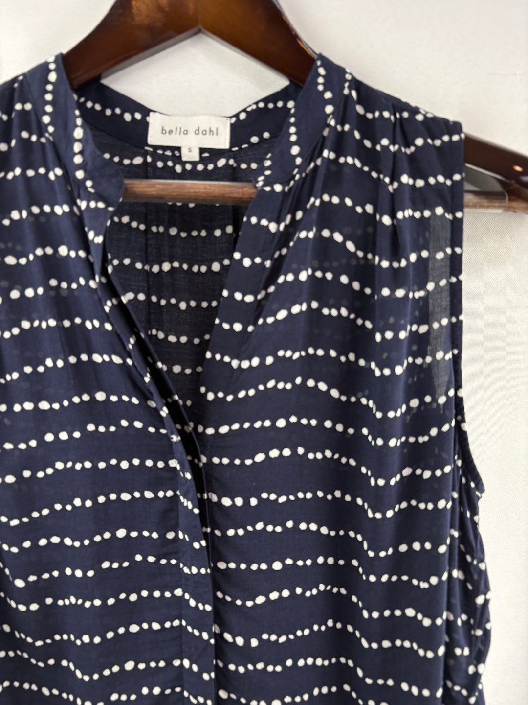 Women’s Bella Dahl Small Navy Sleeveless Blouse w/ White Polka Dots