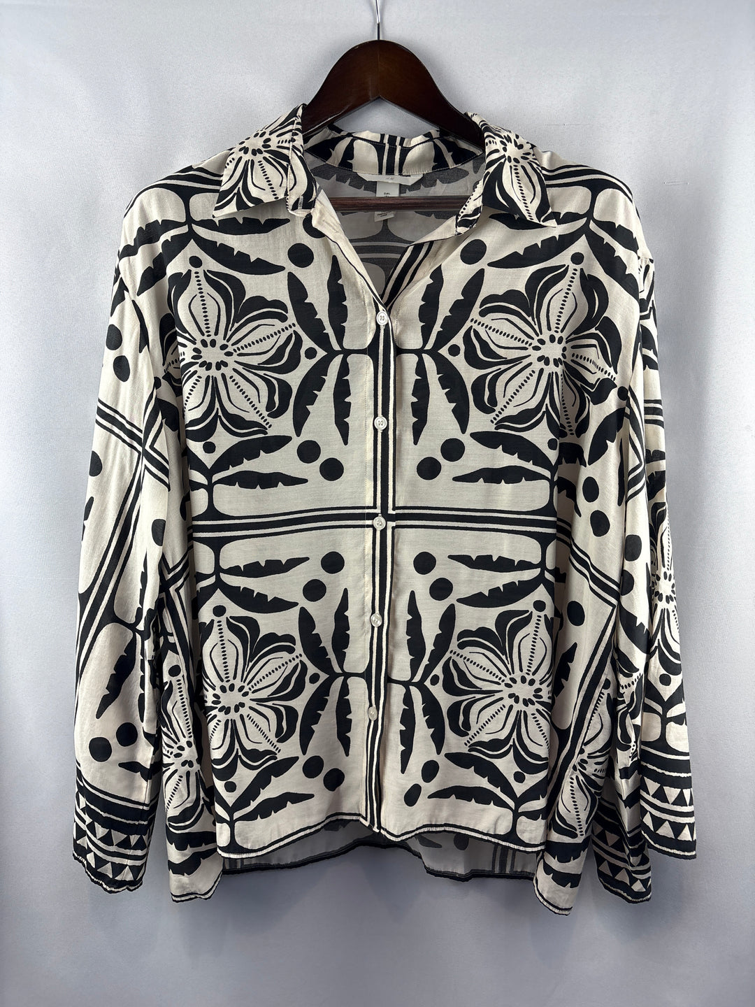 Women’s H&amp;M Large Cream Button Up w/ Black Abstract Pattern